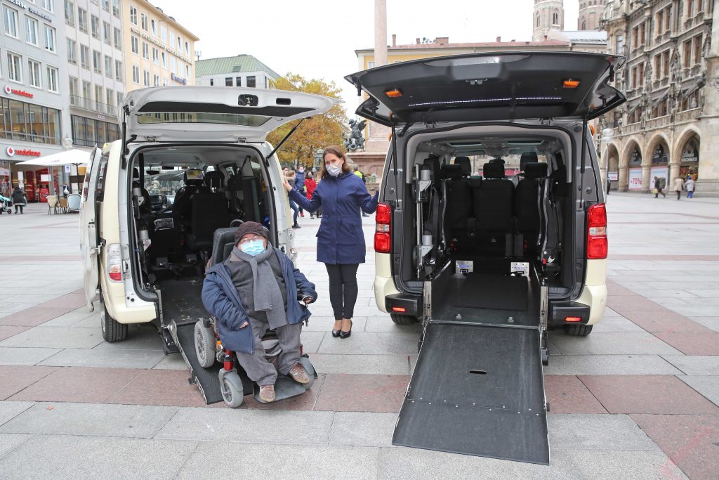 Behindertenbeauftragter Oswald Utz mit Rollstuhl auf Rampe