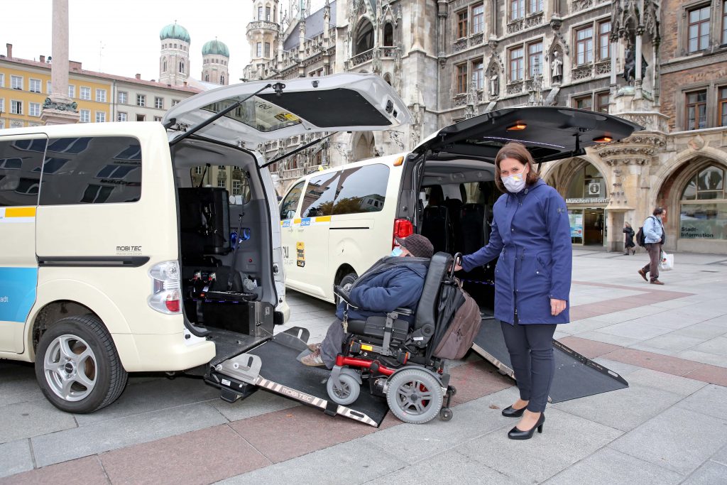 3. Bürgermeisterin Verena Dietl und Behindertenbeauftragter Oswald Utz mit Rollstulhl auf Rampe