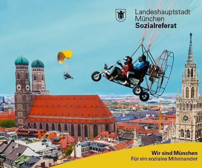 Zwei Menschen mit Motorradhelm sitzen in einem offenen Mobil, das über die Münchner Innenstadt fliegt. Im Hintergrund ist der Turm des Münchner Rathauses und die Frauenkirche zu sehen.