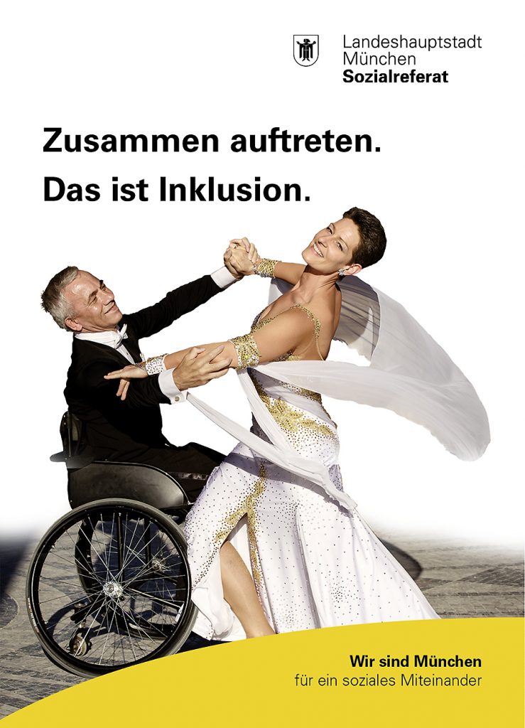 Auf der Postkarte steht: "Zusammen auftreten. Das ist Inklusion." Auf dem Foto darunter sieht man einen Mann im Rollstuhl und eine Frau. Sie tanzen zusammen. Der Mann trägt einen schwarzen Anzug, die Frau ein weißes Kleid mit goldenen Verzierungen.