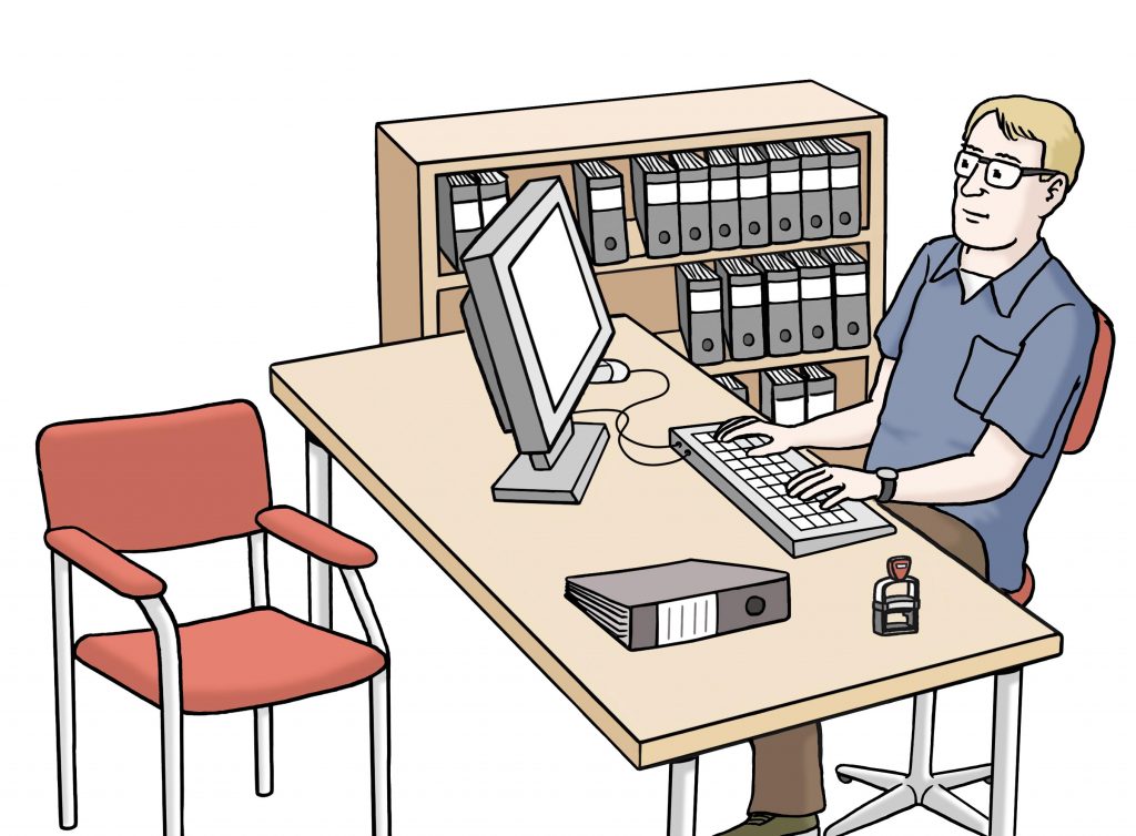Das Bild zeigt einen Mann. Er sitzt in seinem Büro am Schreibtisch und schreibt etwas am Computer. Rechts von ihm steht ein Schrank mit Ordnern.