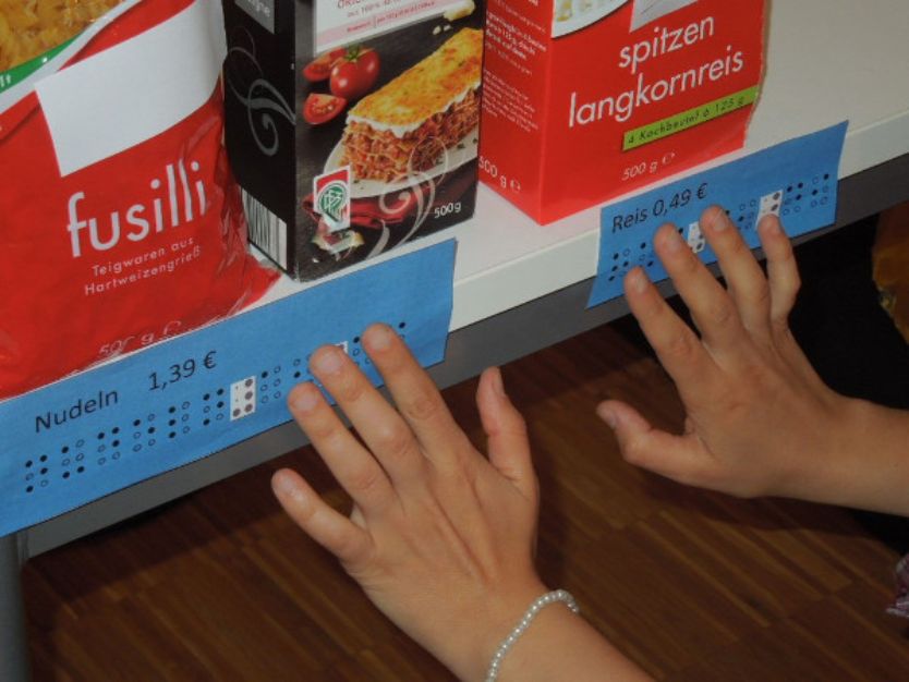 Lebensmittelregal mit Blindenschrift