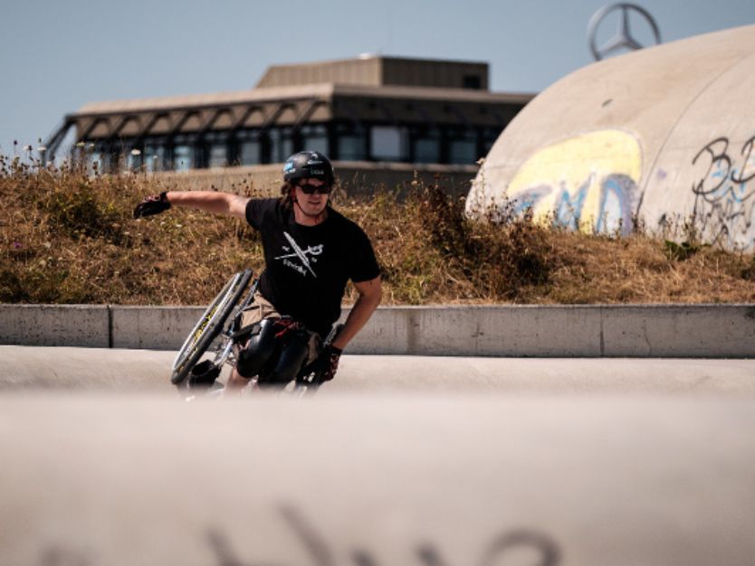 Rollstuhl-Skating im Skatepark
