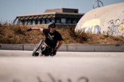 Rollstuhl-Skating im Skatepark