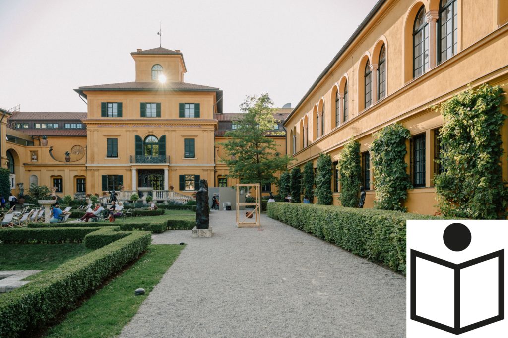 Das Foto zeigt den Garten des Lenbachhauses. Unten rechts im Eck des Fotos ist ein Piktogramm für Leichte Sprache eingeblendet.