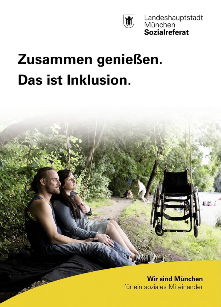 Auf dieser Postkarte steht: "Zusammen genießen. Das ist Inklusion." Auf dem Foto darunter sieht man eine junge Frau und einen jungen Mann im Grünen. Sie sitzen nebeneinander. Er hat den Arm um ihre Schulter gelegt. Ein Rollstuhl hängt an einem Seil von oben herunter. Wie eine Schaukel.