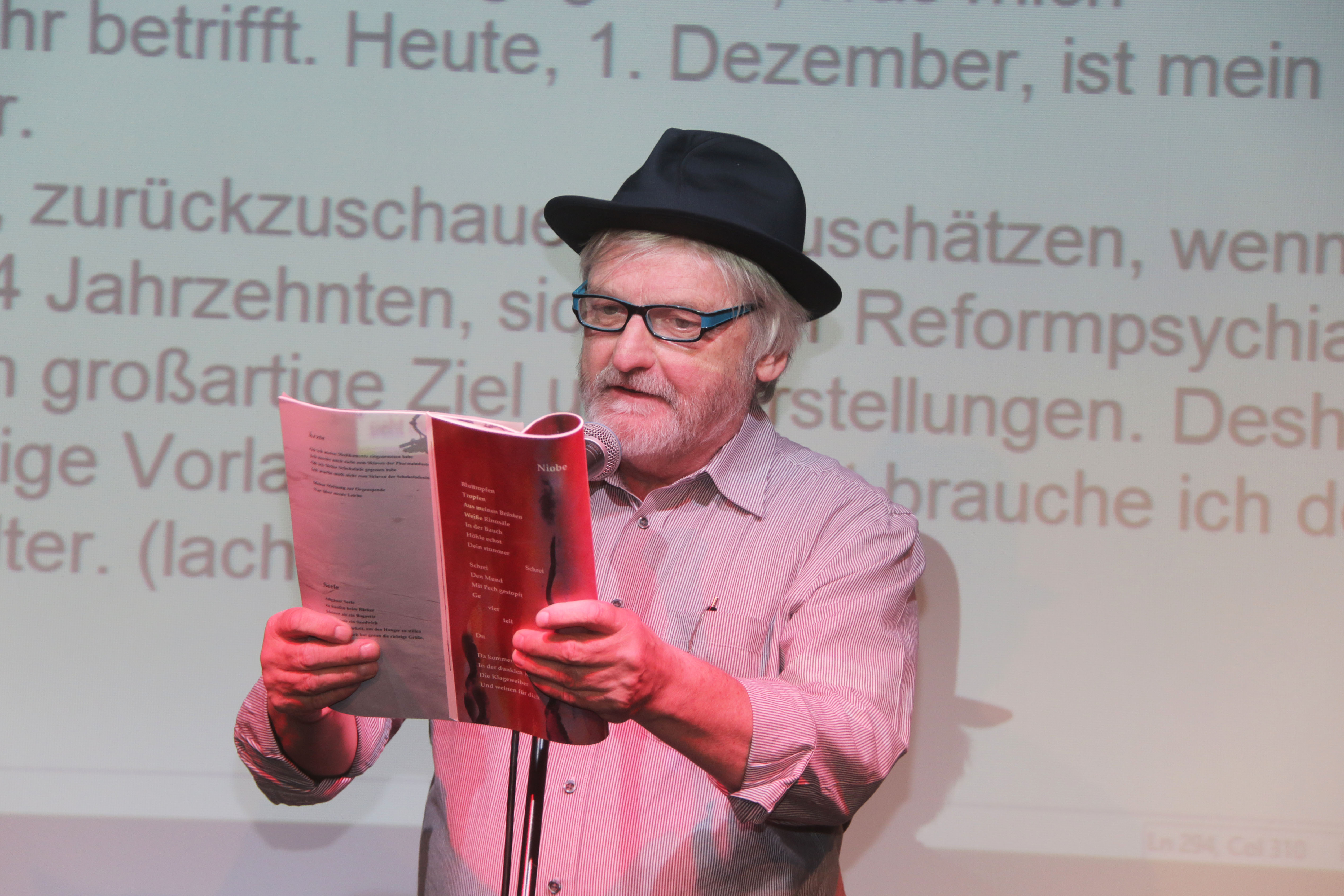 Heinrich gehörte zu den Workshop-Teilnehmern, die bei der Poetry Slam-Show im Kulturzentrum Giesinger Bahnhof auftraten. Foto: Markus Götzfried/ LHM